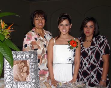 Lupita Reyes de Ruiz y Cristy Luján de Torres, organizadoras de la despedida de soltera de Alma Luján Aguilar.