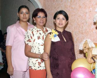 V Vanessa Domínguez de García en compañía de Martha Gallegos de Domínguez y Érika Domínguez de Tapia, quienes le orgnizaron una fiesta de canastilla, en honor del bebé que espera.