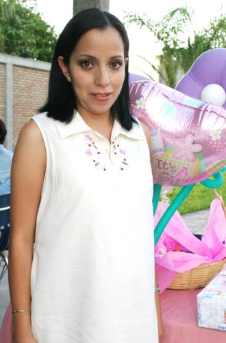 Mirna Guadalupe Ramírez de Lozano espera el nacimiento de su primer bebé, y por tal motivo recibió múltiples felicitaciones en la fiesta de canastilla que le ofrecieron hace unos días.