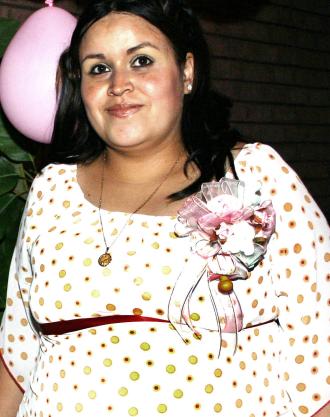  16 de octubre de2004

Claudia Martínez de Díaz, captada en la fiesta de regalos que le ofrecieron.