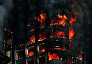 El fuego inutilizó la Torre Este del Parque Central de Caracas que, junto a la Torre Oeste, fueron en su momento los edificios de estructura de cemento armado más altos del mundo. 


Ambas torres, que también son los edificios más altos de Venezuela, están dedicadas a oficinas públicas, por lo que estaban desocupadas en el momento de producirse el incendio, cuyas causas investigan las autoridades