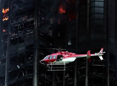 Los bomberos trataron de controlar el fuego cuando estaba aún en el piso 39, pero en el momento en que traspasó una placa aislante y se coló por los conductos de ventilación hacia plantas superiores, se les ordenó evacuar el edificio y dejaran que el fuego consumiese el tercio superior de la torre.