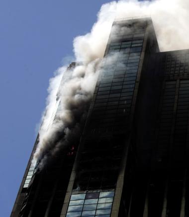 El incendio no fue dominado en los primeros momentos porque fallaron los sistemas contra incendios del edificio, según dijo el comandante de los bomberos Rodolfo Briceño.