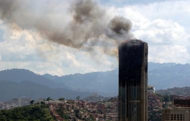 El ministro del Interior, Jesse Chacón, confirmó que no hubo víctimas y dijo que todo parece indicar que ha cesado el riesgo de que el edificio colapse como el 11 de septiembre de 2001 lo hicieron las Torres Gemelas de Nueva York a raíz de un atentado.