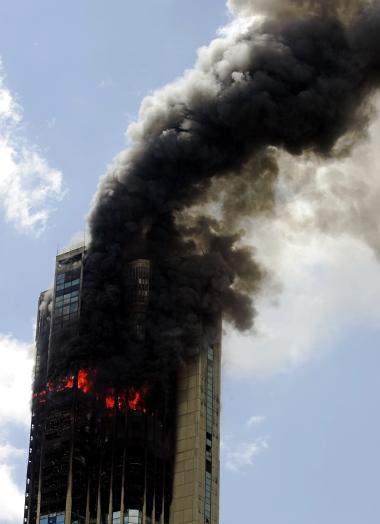 a humeante estructura de la torre permanece en pie y no presenta señales de que se vaya a colapsar, pero las autoridades han evacuado preventivamente las zonas y edificios adyacentes.