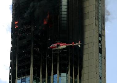 El fuego, que actuó por más de 13 horas, cesó al llegar a la azotea del rascacielos y no encontrar más materiales combustibles que consumir