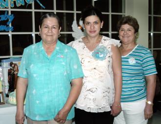 Señora Rosa de Guadalupe Rivera de Cruz, acompañada por las organizadoras de su fiesta de canastilla, María Candelaria de la Torre y Patricia López.