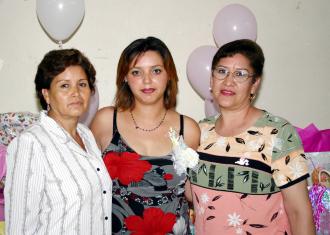  18 de octubre de2004

Griselda de Ramírez junto a las organizadoras de su fiesta de canastilla, María Teresa Rodríguez y Rosario Vela Villegas