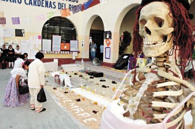 Alumnos de la Escuela Lázaro Cárdenas colaboraron desde generar  la idea hasta en la limpieza del lugar del altar.