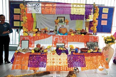 Los alumnos de la Preparatoria Luis Aguirre Benavides mostraron gran entusiasmo al realizar su ofrenda.