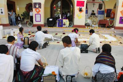 En la Escuela Secundaria General Lázaro Cárdenas del Río montaron un altar a Sandra Georgina Espinoza Facusseh.