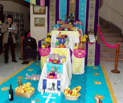 La Biblioteca José García de Letona preparó su altar en honor de uno de sus principales benefactores, Carlos de la Cueva Gutiérrez.