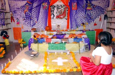 En honor de Juan Carlos Hernández, alumnos y maestros de la Escuela Primaria Miguel Hidalgo montaron su altar de muertos.