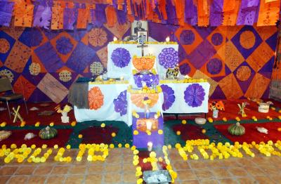 La Escuela Braulio Contreras rindió culto a quien le diera nombre, con un artístico altar de muertos elaborado por maestros y alumnos.