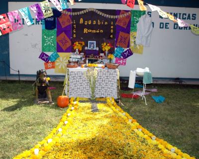 Alumnos universitarios también realizaron altar de muertos, esta foto muestra el realizado por estudiantes de la UJED.