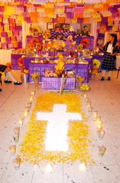 La Escuela Secundaria Técnica N°1 dedicó su altar a maestros.