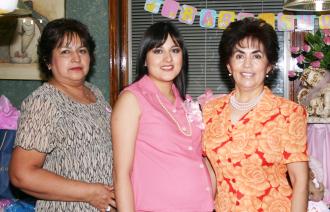 Brenda López de Boone junto a las anfitrionas de la fiesta de regalos que le ofrecieron en días pasados.