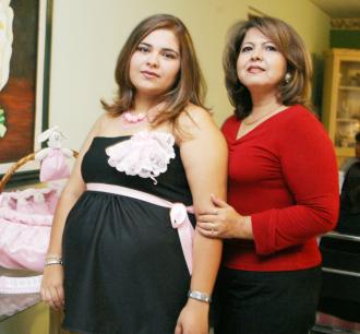 Melissa Herrera de Delgado junto a su mamá Laura Guzmán Torres, organizadoras de su fiesta de regalos.