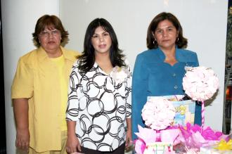 Mirna Moralñes de Ortiz disfrutó de una fiesta de regalos que le ofrecieron Rosario de Morales e Irma de Ortiz.