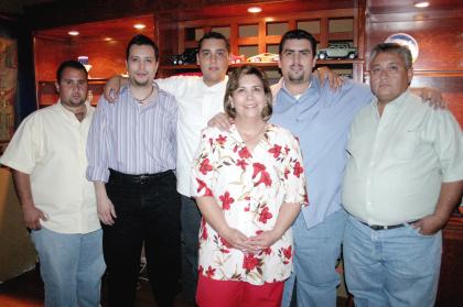 Juan Manuel Chapa Galiano en compañía de sus papás, Fernando CHapa y Rocío Chapa y por sus hermanos Fernando, Gerardo y Antonio