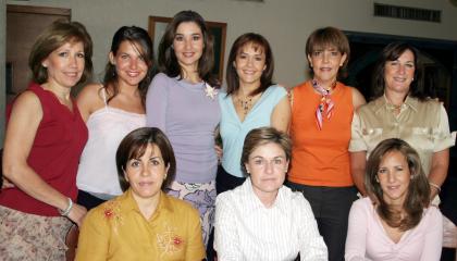 Mónica Saldaña del Villar acompañada por Gaby de Del Bosque, Gaby de Barrios, Laura de Allende, Cony de Dueñes, Liliana de González, Ana Tere de García, Malena y Adriana Dávalos