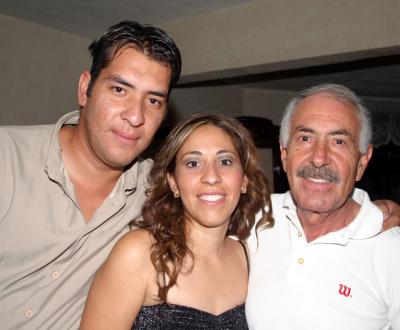 María Elena Enriquez junto a su papá Javier Enriquez y su hermano Carlos Enriquez, el día que celebró su cumpleaños.