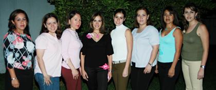 Alma Luján Aguilar junto a sus amigas Consuelo de Lara, Melody de Frias, Briseida de Frias, Cristy de Torres, Liliana de Luja, Helwe de Luján, en las despedida de soltera que le ofrecieron por su proximo enlace