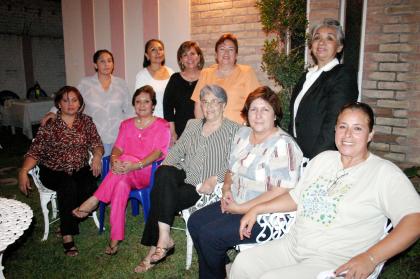  07 de noviembre de 2004
Ex alumnas de la escuela Contable; Margarita Flores, Rocío Chapa, Irene y María Elena Estrada, Rebeca de Cuéllar, Soledad del Rivero, Yolanda Aznar, Angélica Robles y Margarita González.