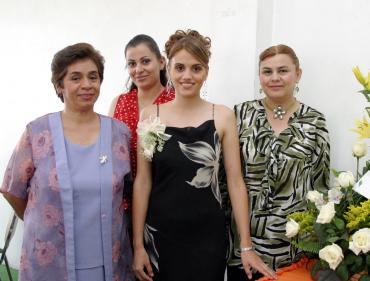 Judith Bernal Rodríguez junto a Miriam Rodríguez Delgado, María de Jesús de Soto y Ana González de Santiago quienes le organizaron una despedida de soltera.