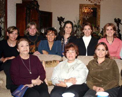  12 de noviembre de 2004

Sandra Zarzar de Faccuseh en compañía de sus amigas en el festejo que le ofrecieron para celebrar su cumpleaños