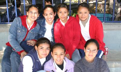 Mayra Mata, Michelle López, Cristy Flores, Sandra Navarro, Cthy Codina y Sofía Martínez