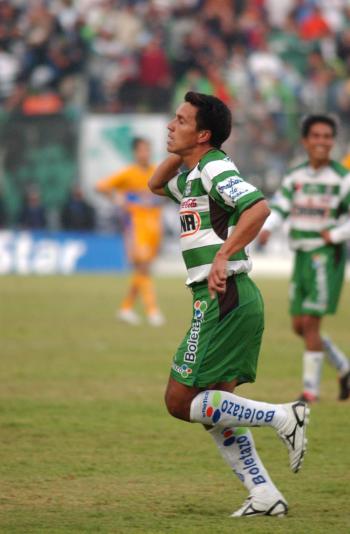 El “Misionero” con su gol sobre la hora, encaró a la tribuna con su mano en la oreja y sin dejar que sus compañeros lo felicitaran, como respuesta a las críticas vertidas a su persona durante la actual temporada, aunque la anotación fue un solo destello de la capacidad futbolística con la que cuenta y que quedó a deber en el Apertura 2004.