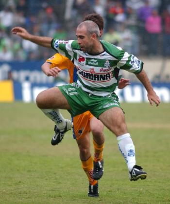 Rodrigo Ruiz robó el esférico a Claudio Husaín en medio campo, avanzó a gran velocidad por sector izquierdo con la marca pegajosa del jugador argentino, que no le cometió falta al encontrarse amonestado, además de quedarse en el camino por el pique rápido del santista, quien casi en la línea de meta, manda centro que empalma Hugo Castillo con destino a la portería, para decretar el triunfo albiverde.