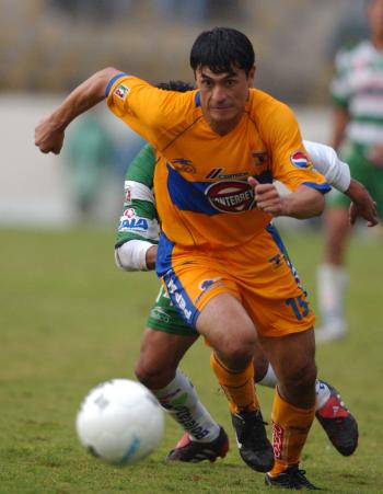 El joven Armando Gallegos tuvo un buen debut, y aunque algo nervioso, jugó los 90 minutos, desprendió con mucho sentido hacia el frente, fue voluntarioso al disputar con el corazón por delante los balones divididos, y en las coberturas fue exacto, aunque al iniciar la parte complementaria al querer despejar un centro casi anida el balón en su propia meta.