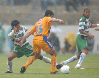 Al comenzar el partido cayó un torrencial aguacero que dejó resbalosa la grama del Estadio Corona, el cual afectó considerablemente a los dos equipos en el manejo del esférico, así como en las imprecisiones, sobre todo a la hora de realizar la recepción.