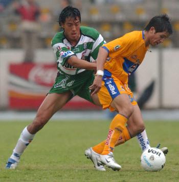 Santos Laguna cobró venganza del torneo anterior, al derrotar 2-1 a los Tigres de la Universidad Autónoma de Nuevo León (UANL) y de paso eliminarlos de cualquier posibilidad de acceder al repechaje de la actual campaña.