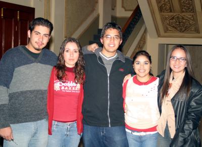 Alan Salazar, Nidia García, Carlos Ortiz, Natalia Acevedo y Tere Navarro