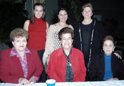 Alejandra Galván de Humprey con un grupo de amistades.