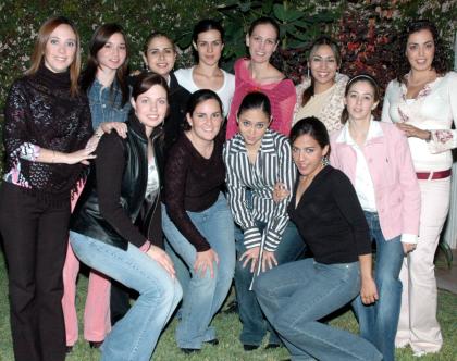 Alma Huguette de Alba Castilla junto a sus amigas Natalie, Anny, Valeria, Usua, Vanessa, Sambra, Cristy, Adriana, Elena Karina y Meche en su despedida de soltera