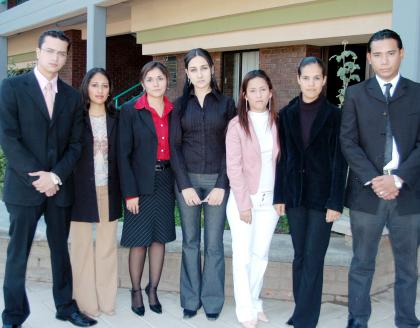 Rogelio Silva, Carolina Ortega, Chris Herrera, Marcela Gregory, Nadia  Cervantes, Alejandra Pérez y Omar Pámanes.