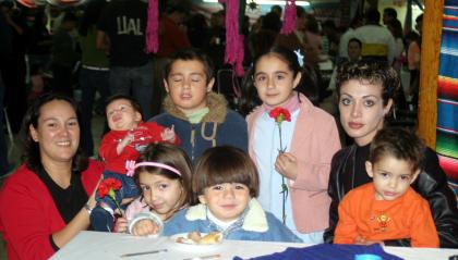  17 de noviembre de 2004

Valeria Daccarett con sus hijos valeria, Eduardo y Ferid Briones Deccarett Alejandra Briones y sus hijos Mariana, Emiliano y Cristóbal García Briones.