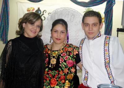 Marilú Arenal, Mariel y Héctor Garza.