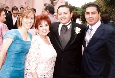  18 de noviembre de 2004

Yolanda Cantú de González, Mónica de Lara, Raúl Armando González Cantú y Eugenio Betancourt, en reciente matrimonio