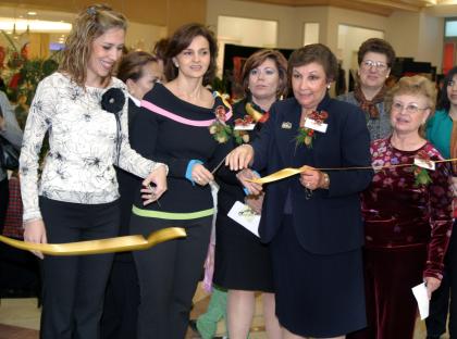 Ante una nutrida asistencia se efectuó la inauguración de la exposición floral estándar Sueños de Navidad