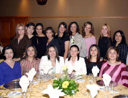  18 de noviembre de 2004

Familiares y amigas de Alejandra Artea