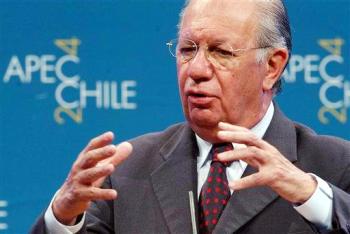 Los preparativos de la cumbre estuvieron enmarcados por las protestas de grupos contrarios a la globalización y contra el presidente de EU, George W. Bush.

Aquí el líder del país cede Ricardo Lagos