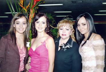  20 de noviembre de 2004
Iraida Anaya Treviño con sus hermanas  mamá el día de su despedida de soltera