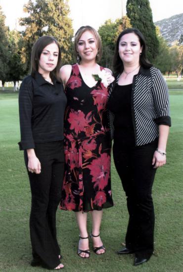 Grace Reyes junto a sus hermanas Irene y Karla