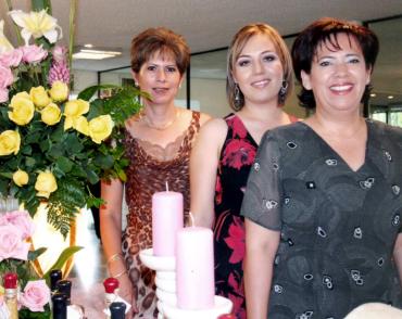 Lic. Grace Haide Reyes en su despedida de soltera junto a las señoras Margarita Mena y María de Lourdes González de Armendáriz.