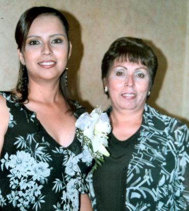 Sandra Ramírez junto a su mamá, la señora Linda Tovar